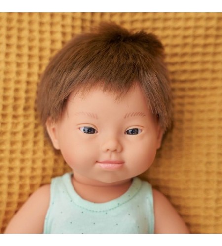 Boneco Menino Caucasiano com Síndrome de Down - 38 cm