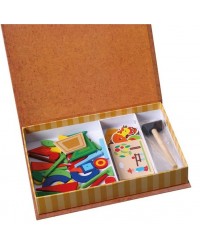 Quinta de Madeira com Martelo e Pregos